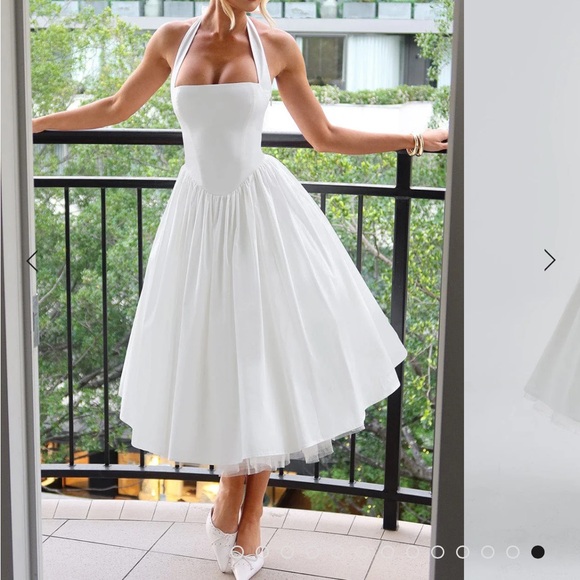 Elegant White Backless Dress - Picture 1 of 4